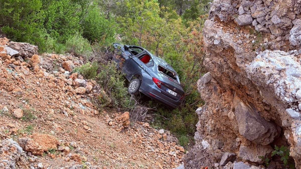 Antalya'da araç şarampole yuvarlandı: 3'ü çocuk 5 yaralı