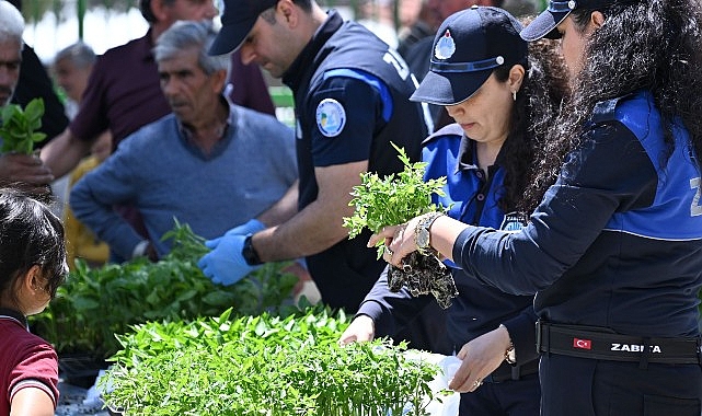 Büyükşehir'den Salihlili Üreticilere 34 Bin Sebze Fidesi
