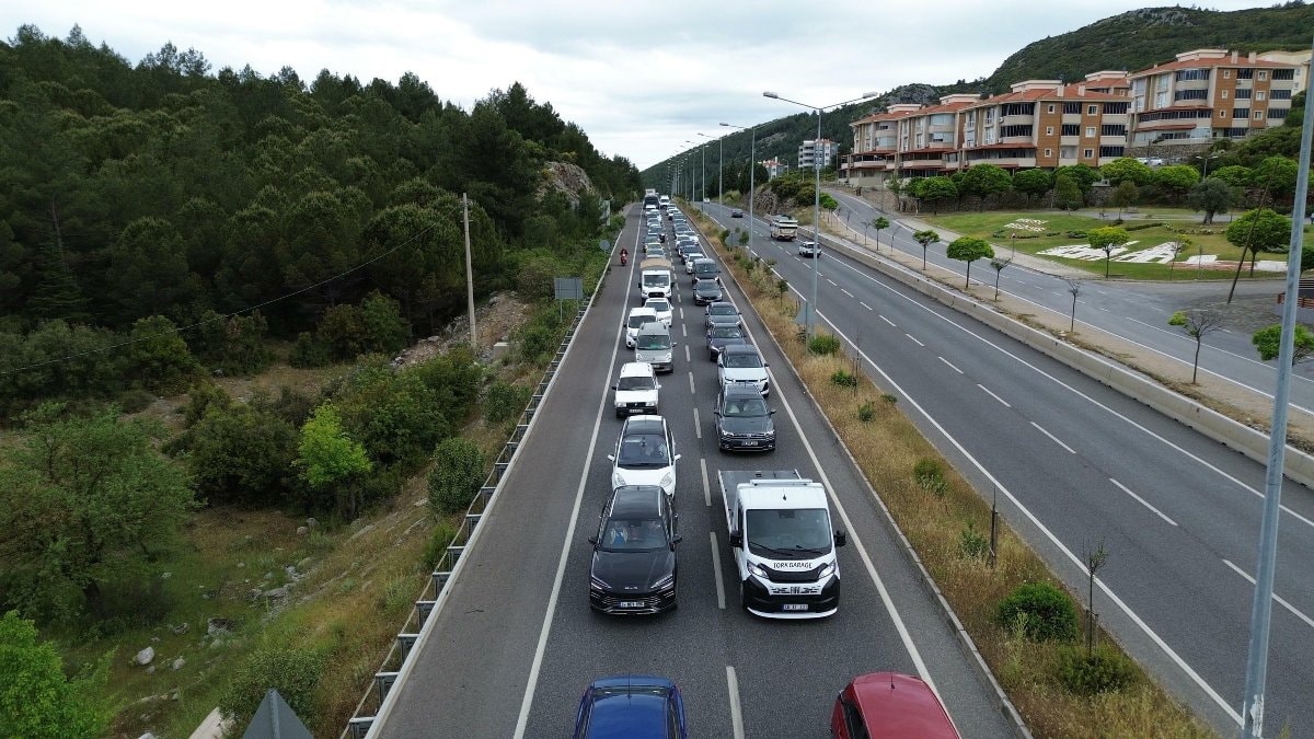 Muğla'da bayram yoğunluğu: Kilometrelerce araç kuyruğu oluştu