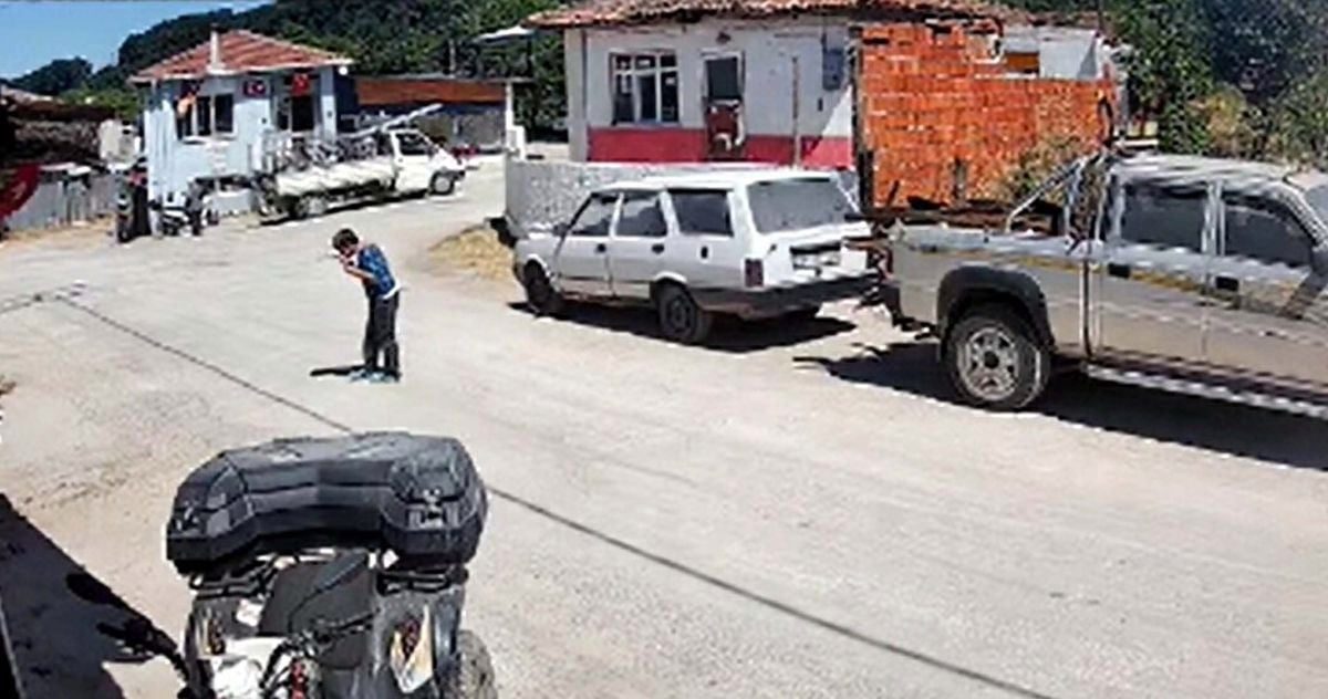 12 yaşındaki Eren Bayraktar, yerde bulduğu Atatürk portresini öptü ve güvenli yere koydu