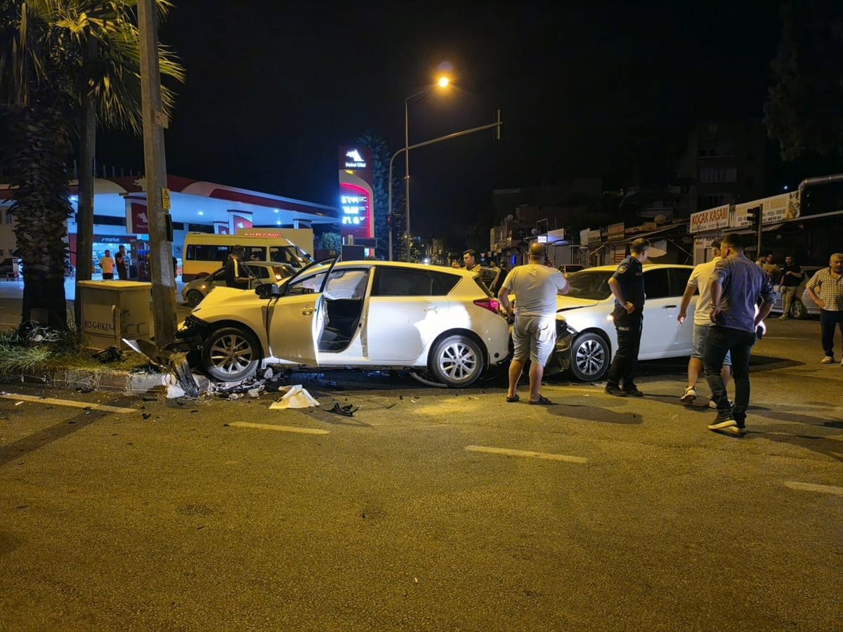 Adana'da iki otomobilin çarpışması sonucu 1 kişi yaralandı