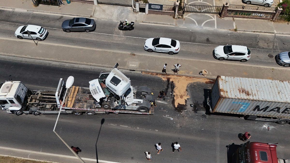 Antalya'da iki tırın çarpıştığı kaza D-400'ü kilitledi