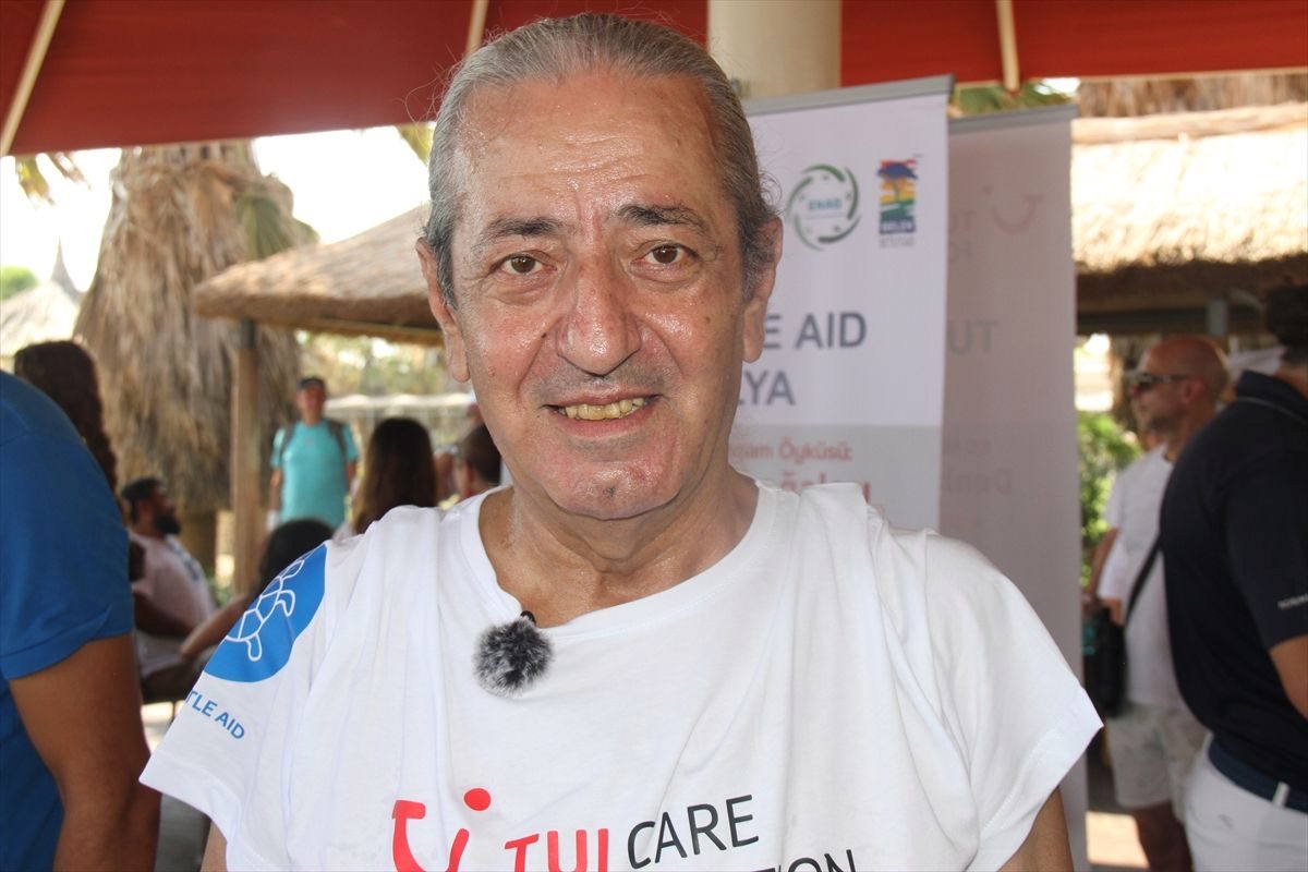 Antalya'da uydu izleme cihazı takılan caretta carettalar denize bırakıldı