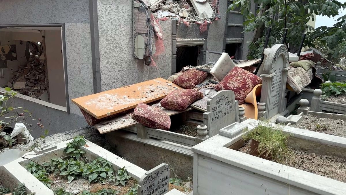 Avcılar'da 4 katlı binanın yıkımında mezarlara önlem: Süngerler amortisör görevi gördü