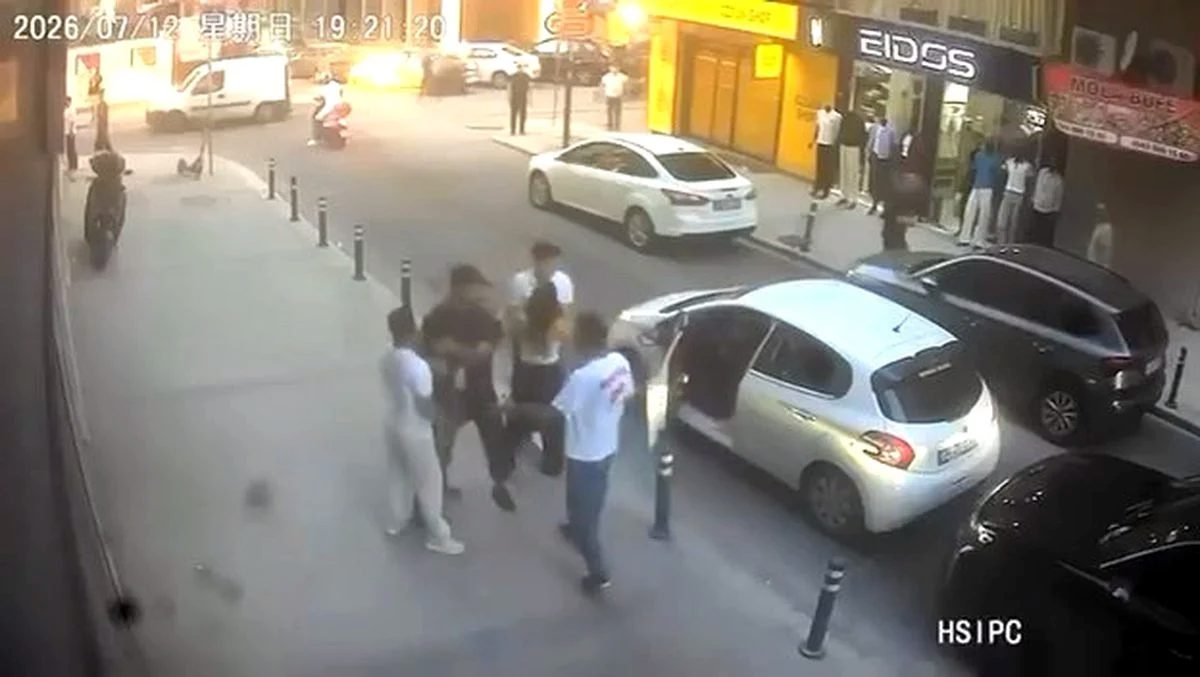 Avcılar'da trafikteki yumruklu kavga kamerada