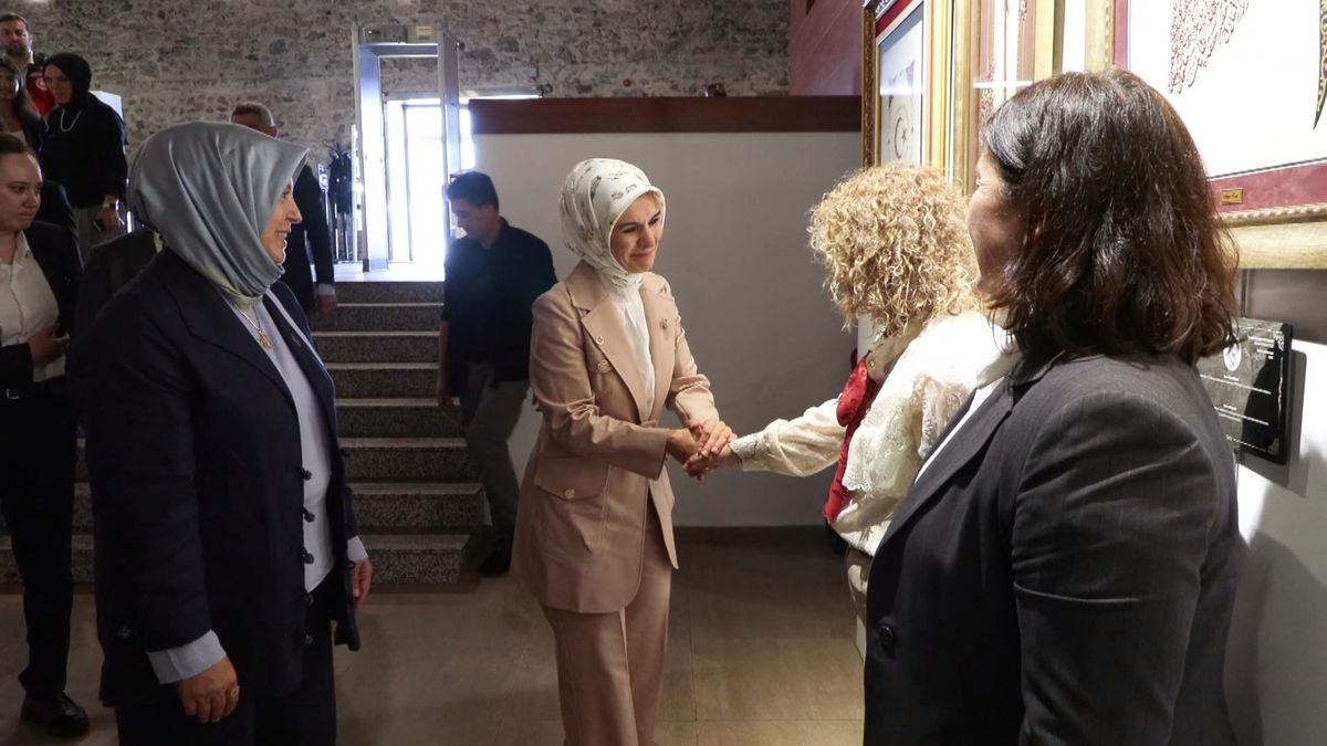 Bakan Göktaş, 15 Temmuz'un 10. yılında şehit yakınları ve gazilerin eserlerinden oluşan sergiyi ziyaret etti