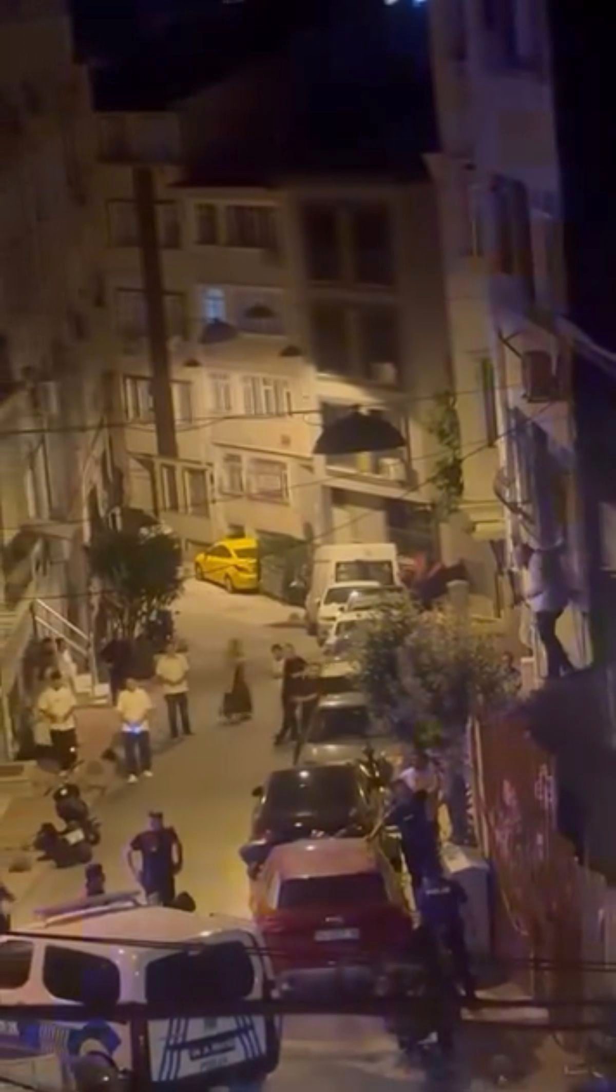 Eski sevgilisinin evine tırmandı; 'İhanet ettin' diye bağırıp camı yumrukladı