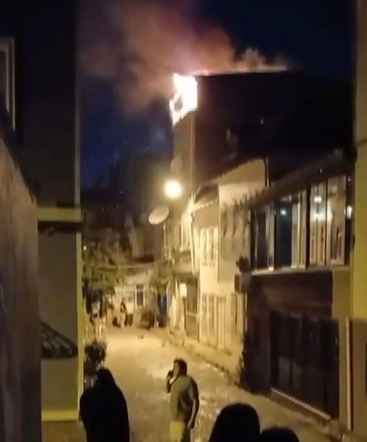 Fatih'te çatıda çıkan yangına müdahale eden itfaiye eri yaralandı