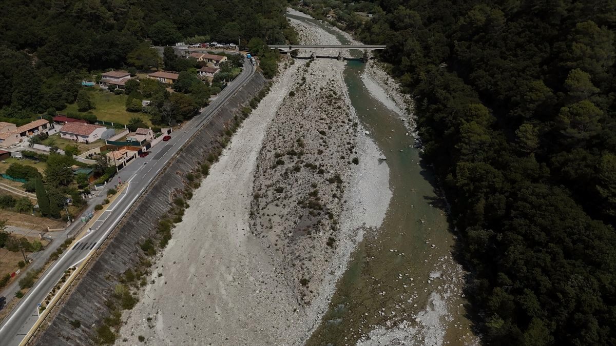 Fransa'da haftalardır süren aşırı sıcaklar nehirlerin su seviyesini düşürdü