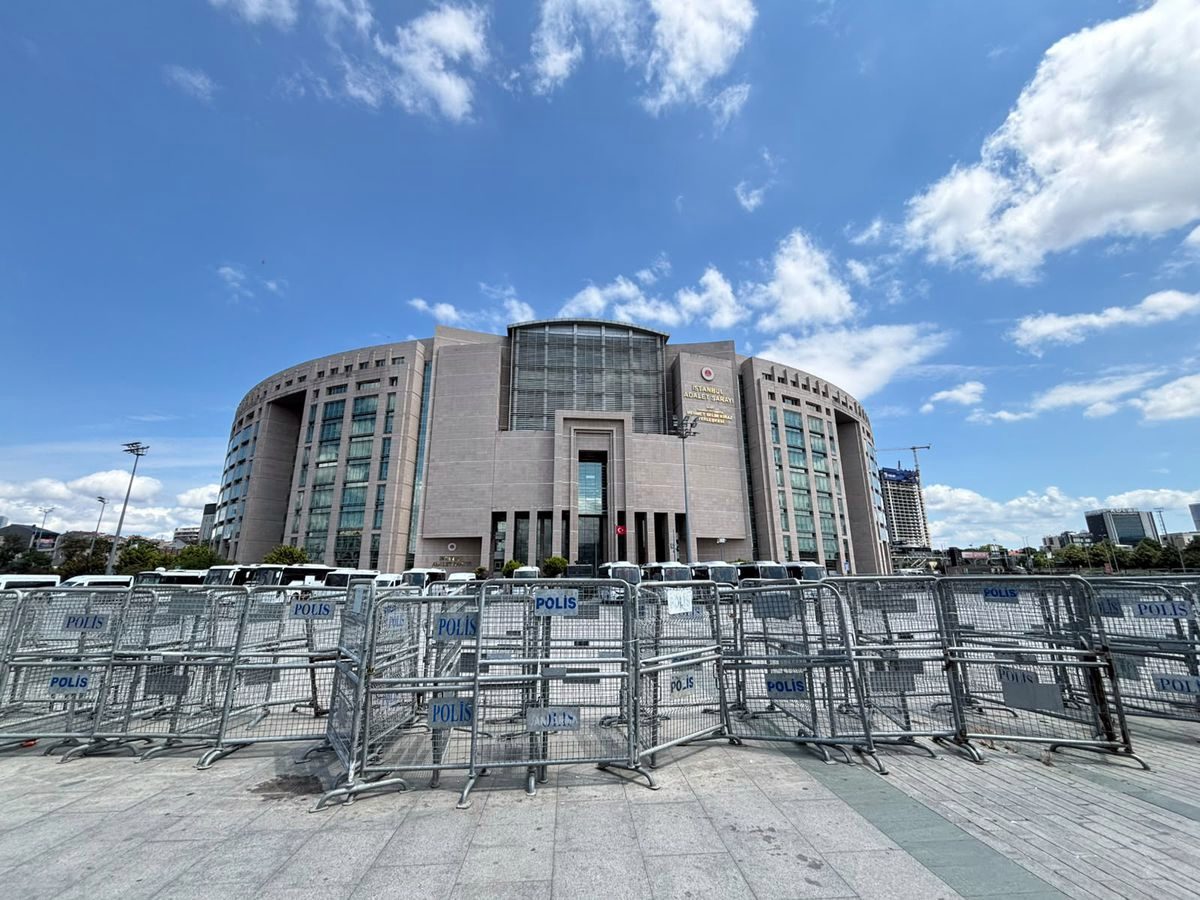 Gazeteci Cem Küçük tutuklama istemiyle hakimliğe sevk edildi