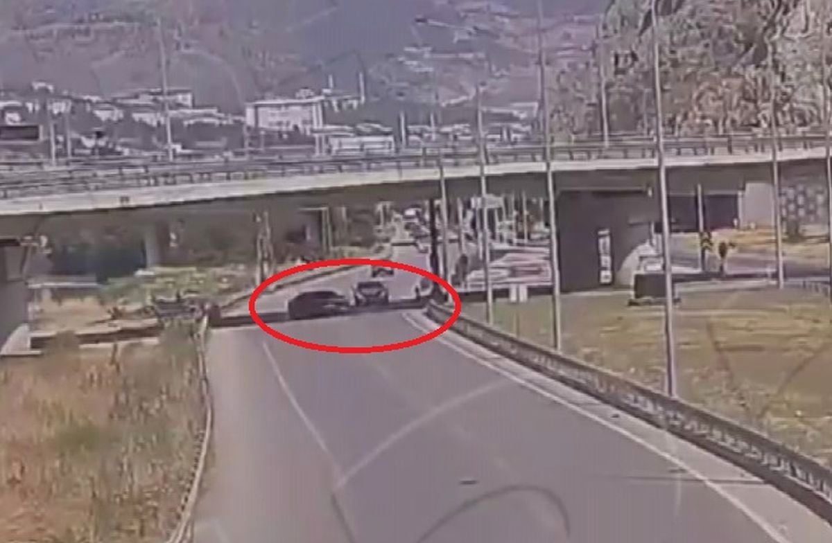 Geri manevra yapan otomobilin, başka bir araçla çarpıştığı kaza kamerada