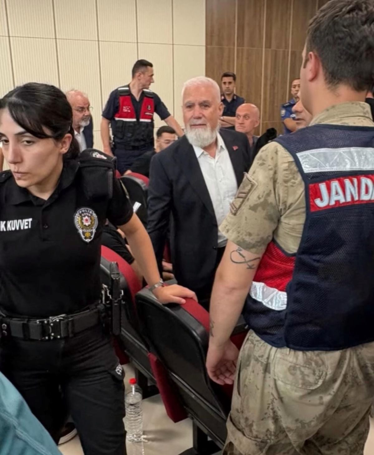Görevden alınan Bursa Büyükşehir Belediye Başkanı Bozbey'in yargılanmasına başlandı
