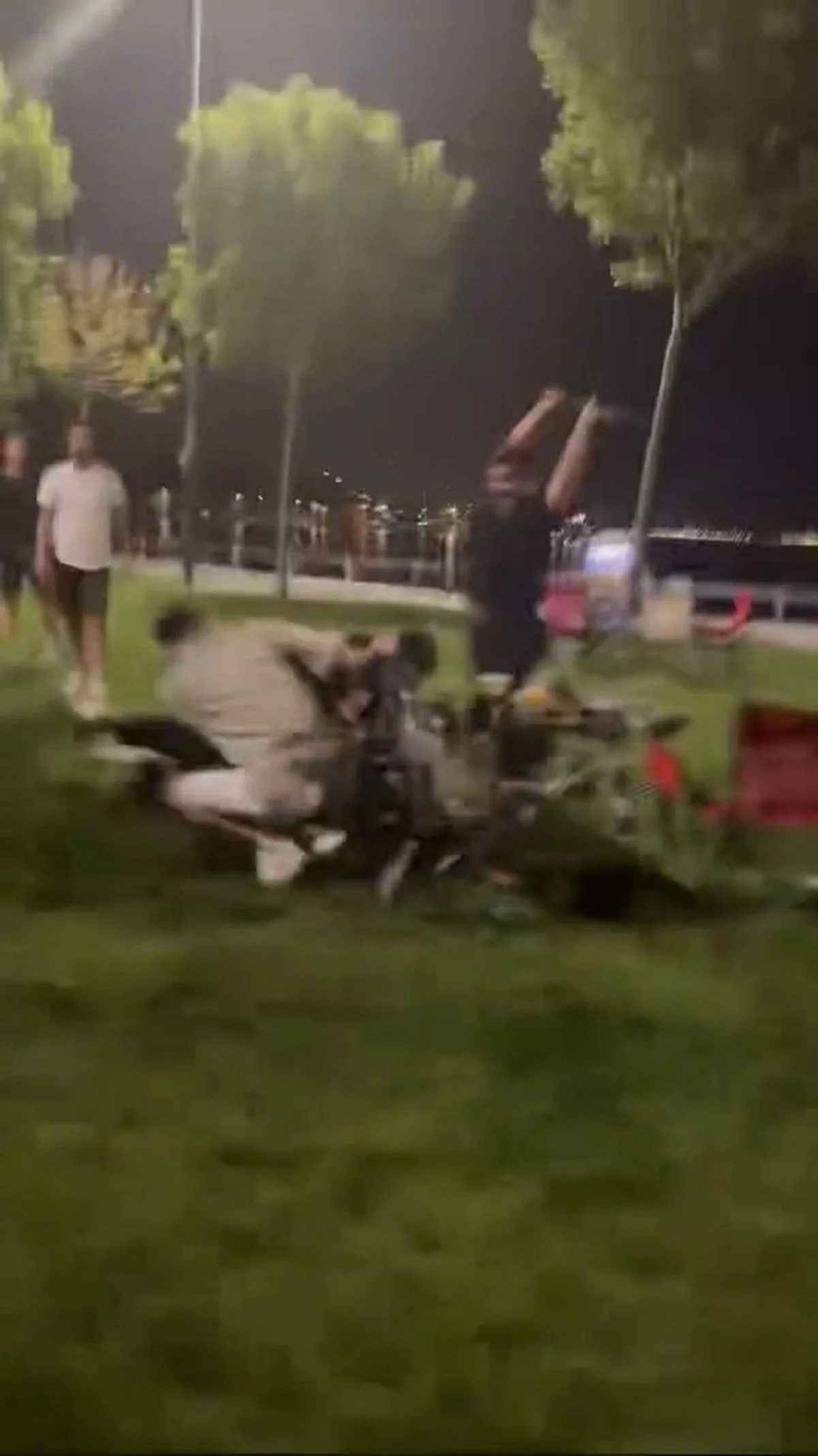 Kadıköy'de sopalı yumruklu kavga kamerada