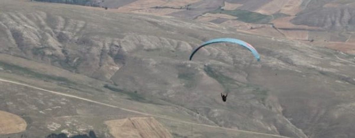 Kayalıklara düşen yamaç paraşütü pilotu öldü