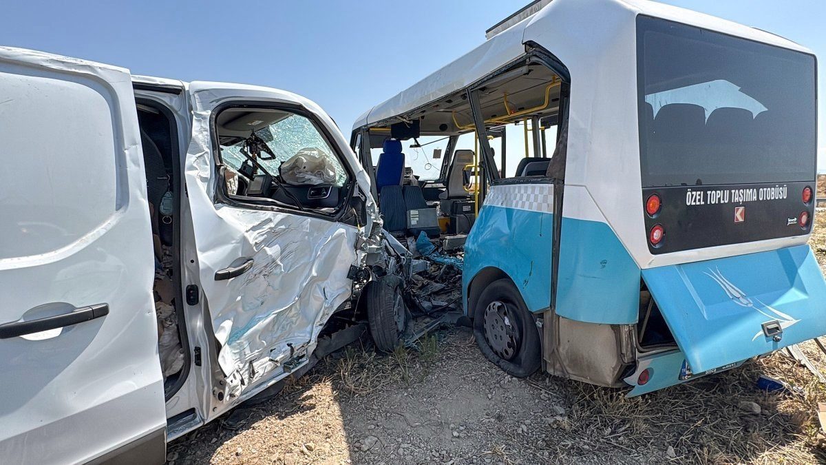 Manisa'da panelvan ile halk otobüsü çarpıştı: 1 ölü, 11 yaralı