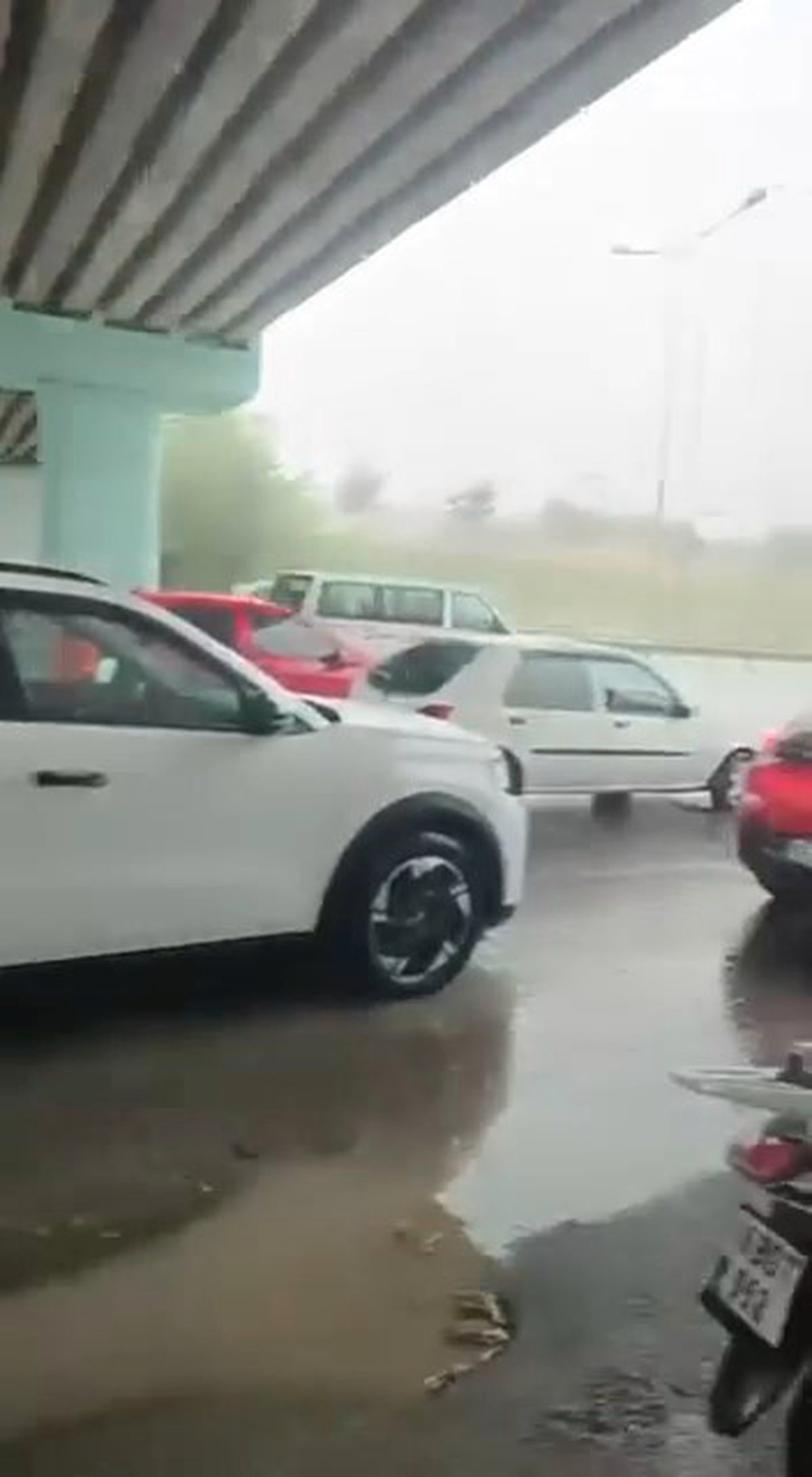 Sağanağa yakalanan motokuryeler köprü altına sığındı