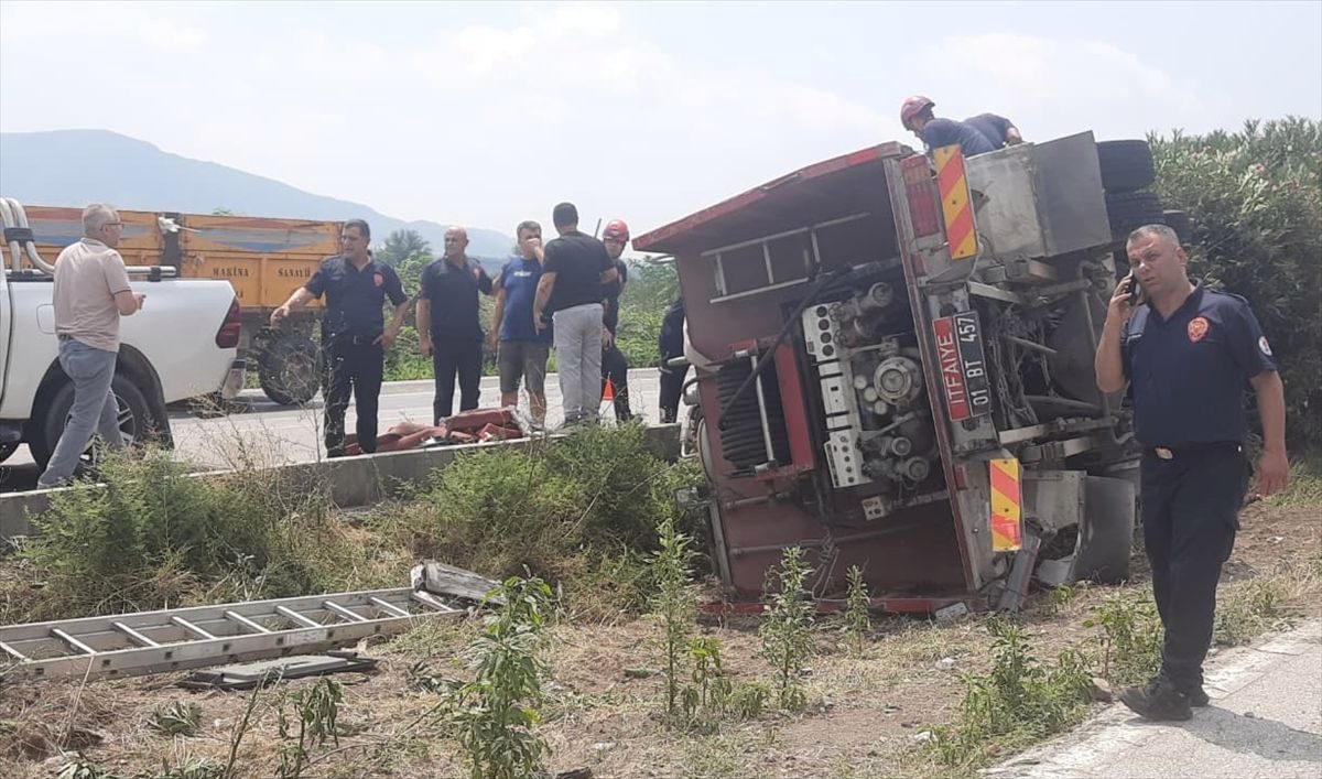 Adana'da itfaiye aracı devrildi: 3 yaralı