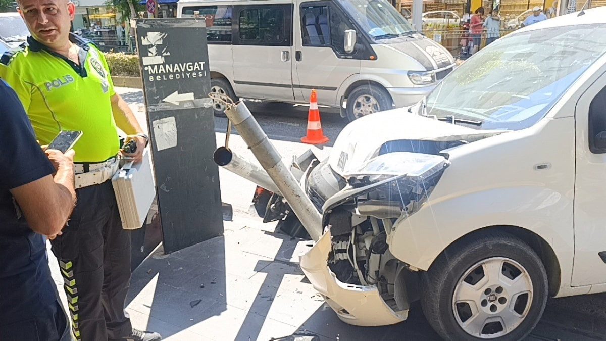 Antalya'da ticari taksiyle çarpışan hafif ticarinin iş yerine girmesini trafik lambaları önledi