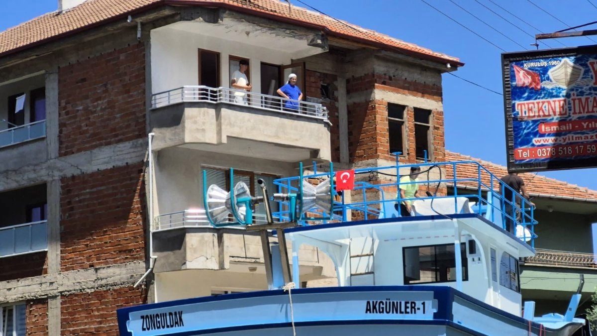 Bartın'da vatandaşlar tekneyi karadan yürüttüler