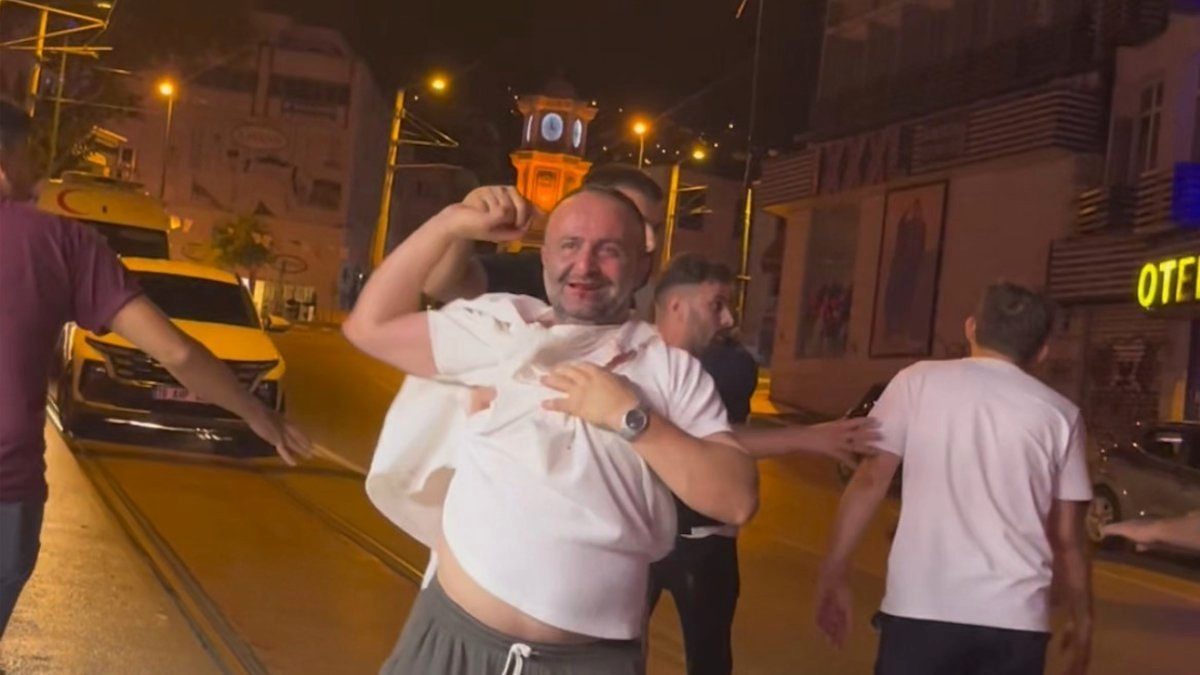 Bursa'da gece kulübünden çıkan iki grup ayakta durmakta zorlanarak kavga etti