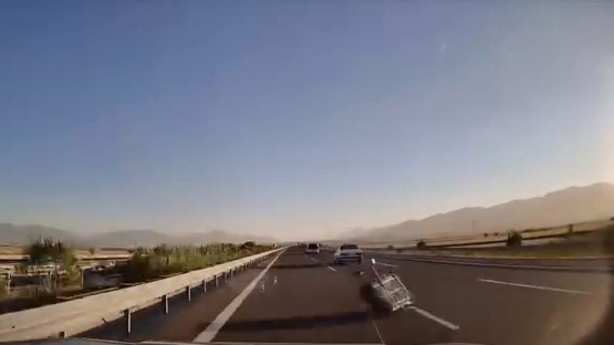Bursa'da rüzgarın savurduğu portbagaj, faciaya davetiye çıkardı
