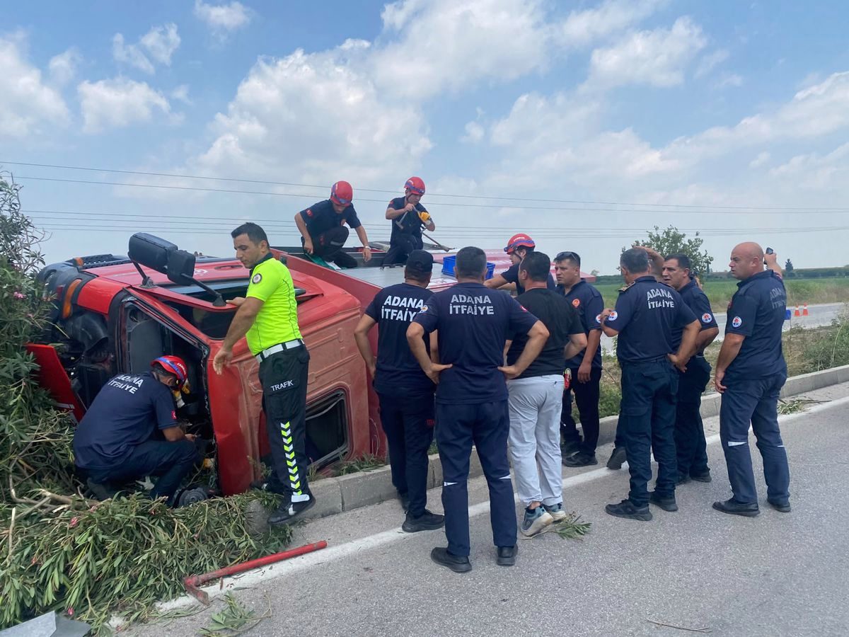 Ceyhan'da İtfaiye Arazözü Devrildi: 3 Yaralı