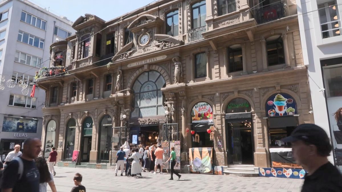 Çiçek Pasajı'nın girişinde açılan dondurmacı dükkanının renkli afiş ve panoları tartışma konusu oldu