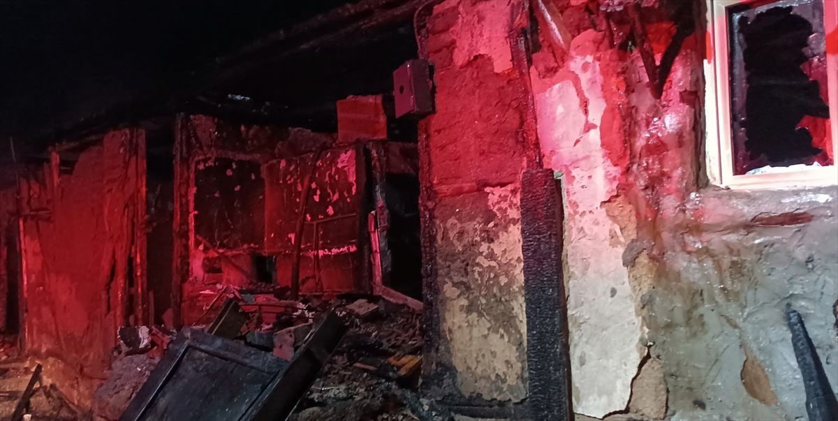 Çorum'da çıkan yangında 2 ev kullanılamaz hale geldi