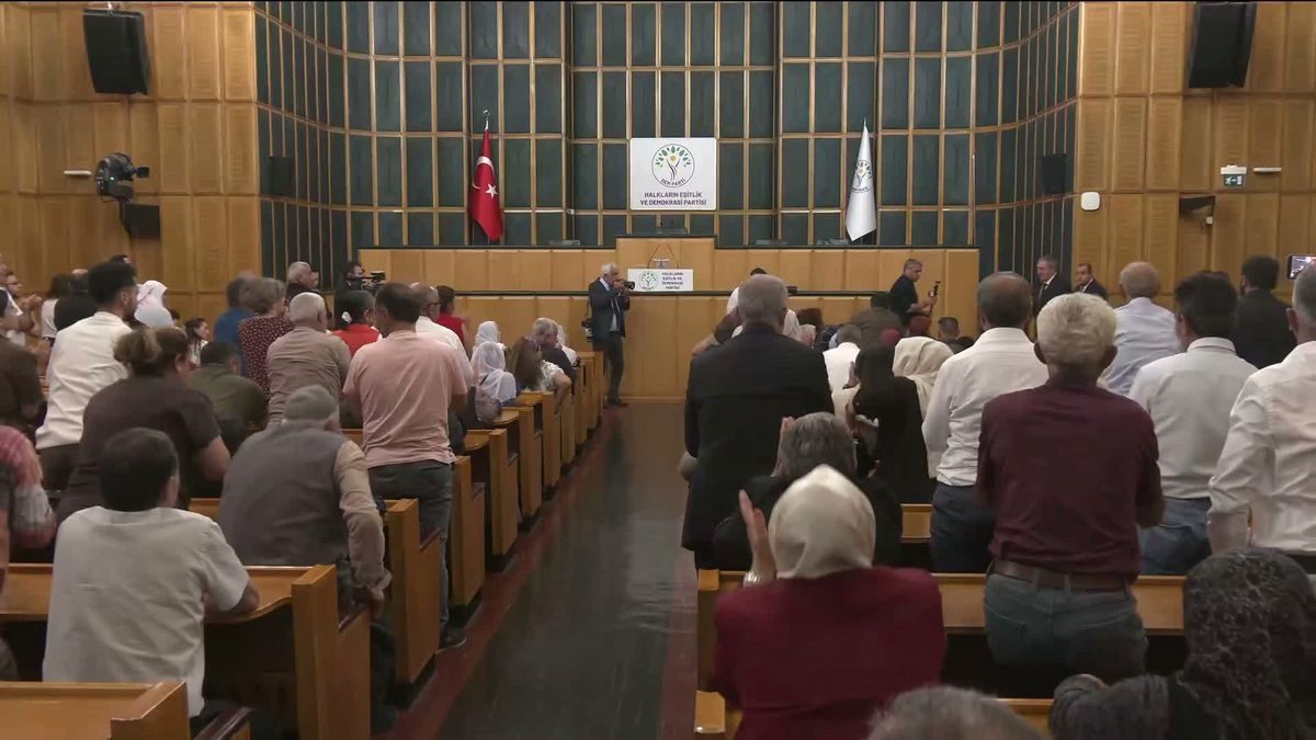 DEM Parti Grup Toplantısı... Bakırhan'dan Meclis'e "çerçeve yasa" çağrısı: "Barış İzleme Kurulu kurulsun, sonbaharda yol haritası çıkarılsın"