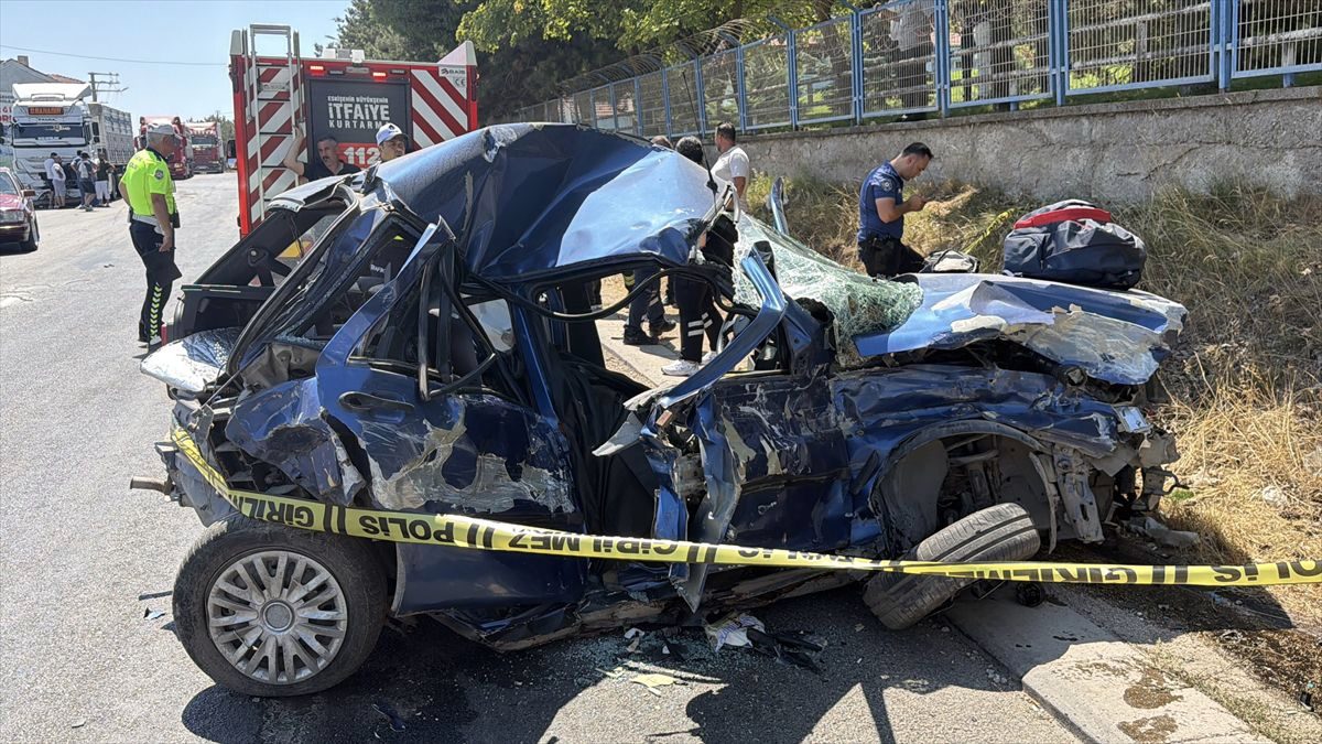 Eskişehir'de Üç Araçlı Kazada 1 Ölü, 2 Yaralı