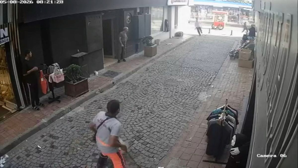 Fatih'te Telefon Hırsızı Esnaf ve Temizlik Görevlisinin Müdahalesine Rağmen Kaçtı