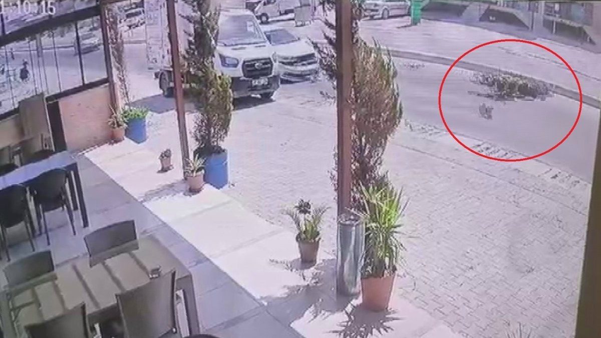 Hatay'da otomobille çarpışan motosikletlinin havada takla attığı anlar kamerada