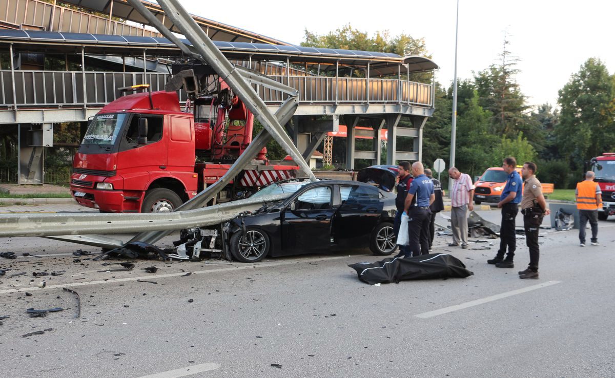 Isparta'da Feci Kaza: Otomobil İkiye Bölündü, Sürücü Hayatını Kaybetti
