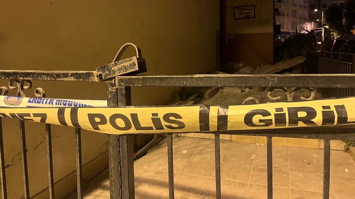 İstanbul'da balkonu çöken 5 katlı bina tahliye edildi