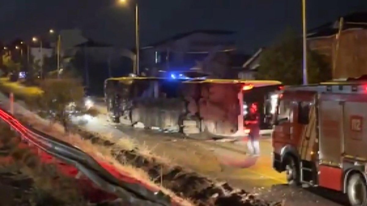 İstanbul'da havalimanı personelini taşıyan servis devrildi: 18 yaralı