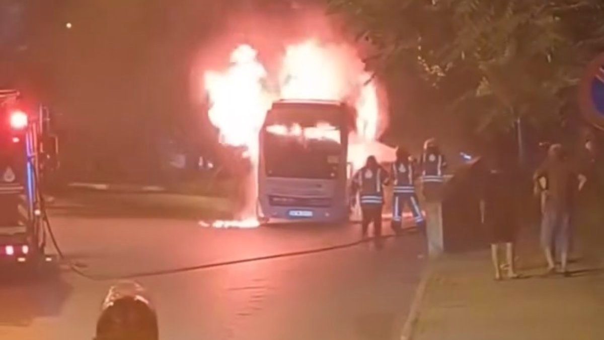İstanbul'da park halindeki minibüs alev alev yandı