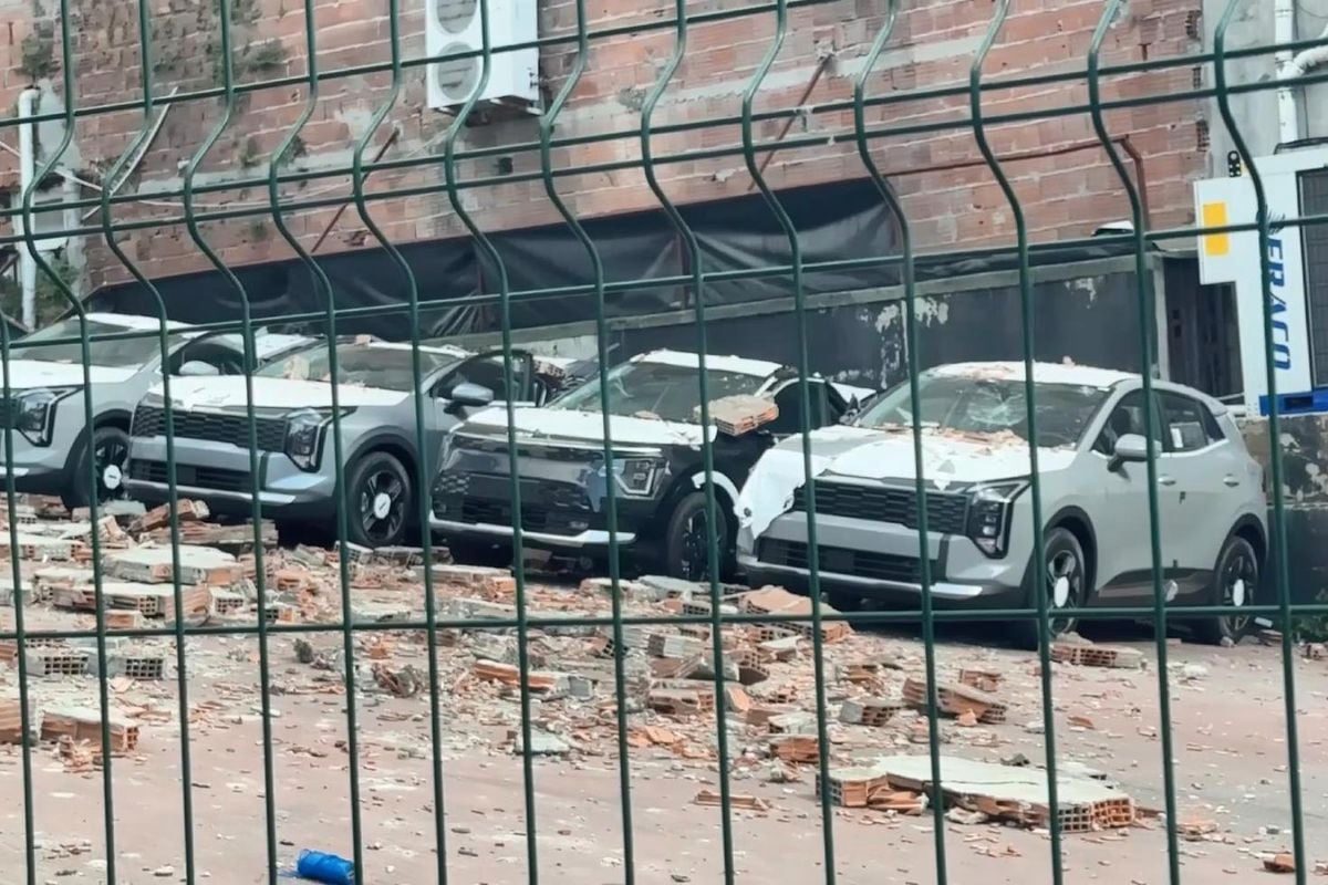 Kağıthane’de otoparka duvar çöktü: 12 sıfır araçta milyonlarca liralık hasar oluştu