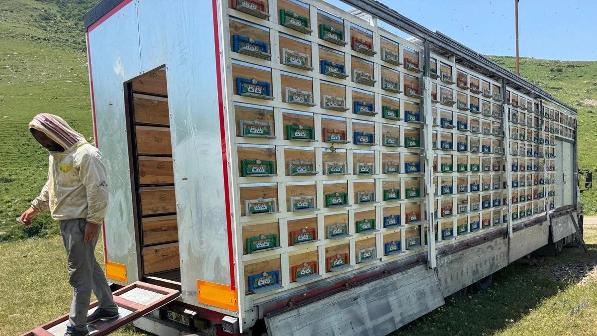 Kars'ta tırının dorsesini 'mobil bal üretim' tesisine dönüştürdü