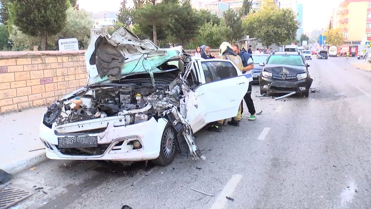 Kartal'da Kontrolden Çıkan Otomobil Park Halindeki 3 Araca Çarptı: 2 Yaralı