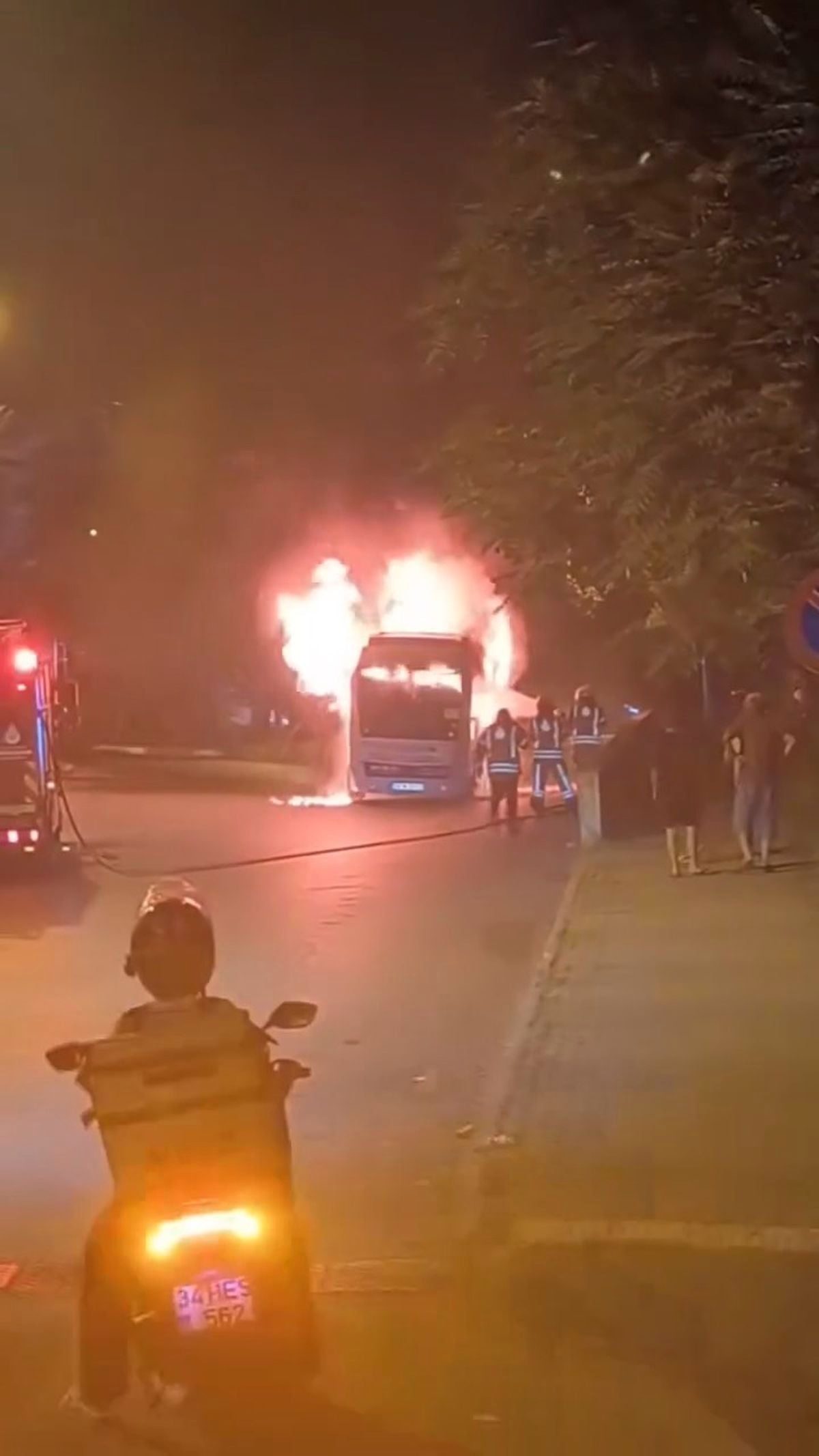 Kartal'da Park Halindeki Minibüste Yangın
