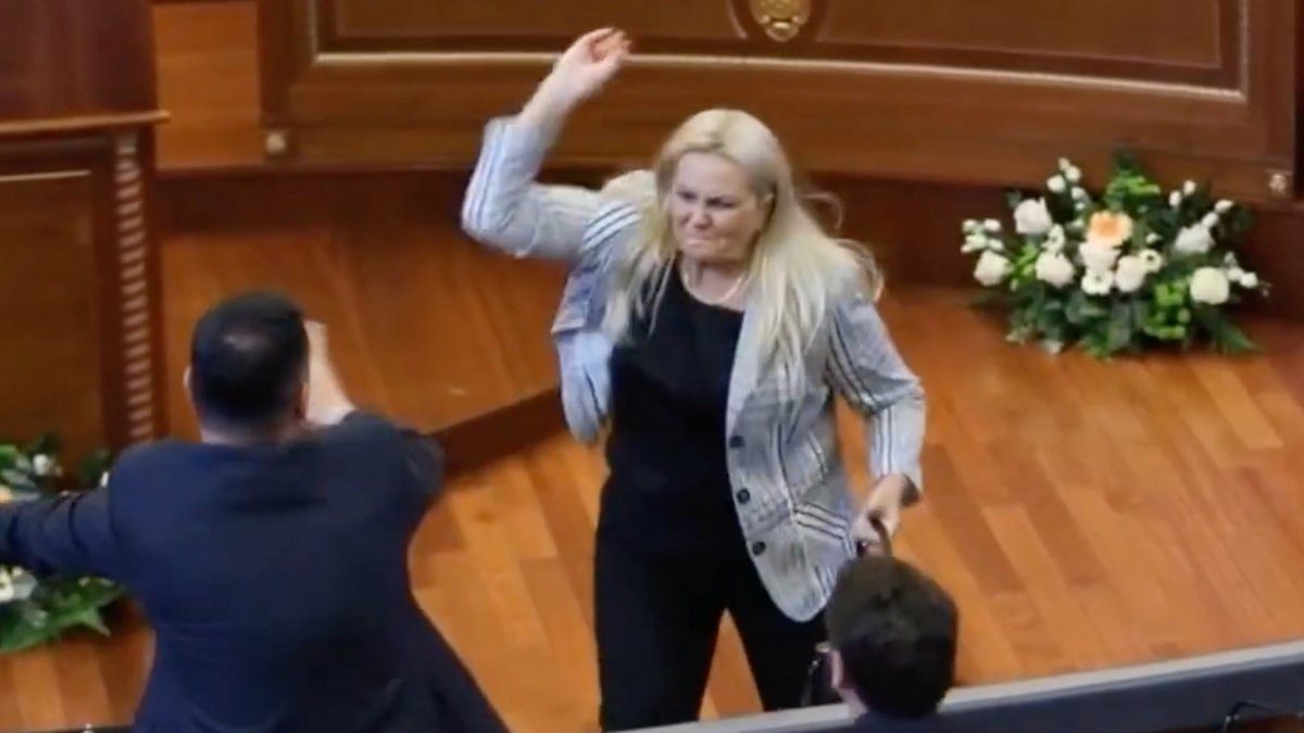 Kosova meclisinde protesto: Başbakan'a yumurta fırlattı