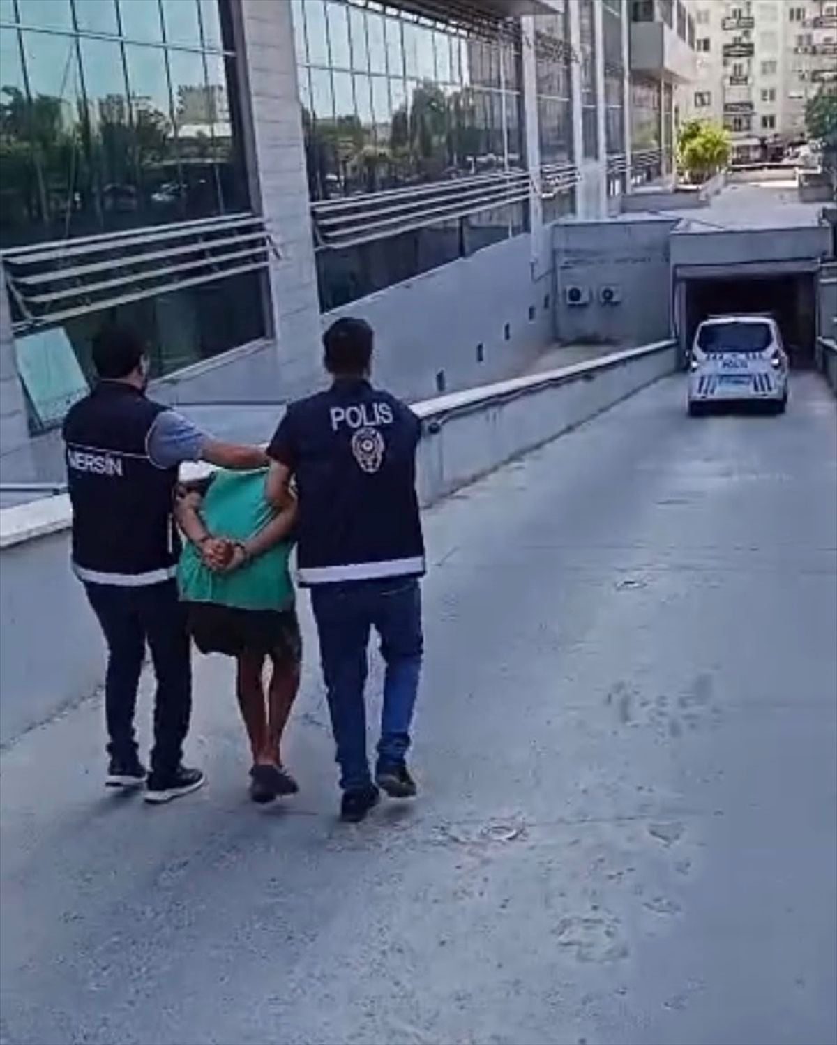 Mersin'de markette çocuğa şiddet uygulayan zanlı adliyede
