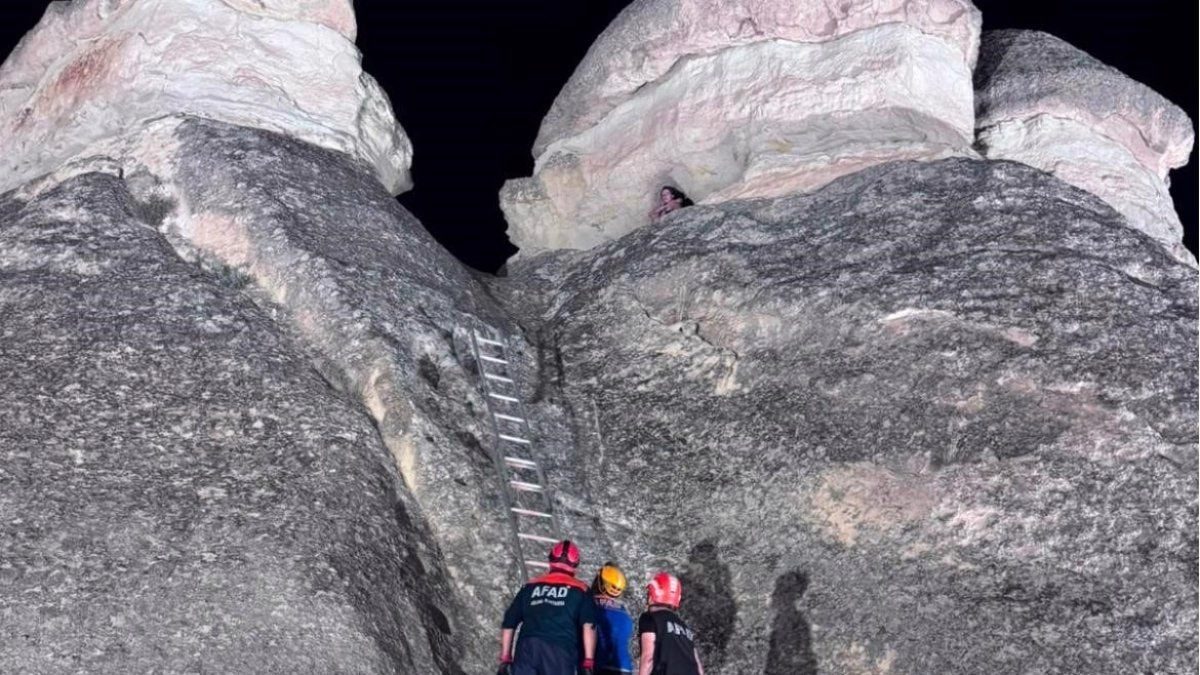 Nevşehir'de peri bacasının tepesinde mahsur kalan turisti AFAD ekipleri kurtardı