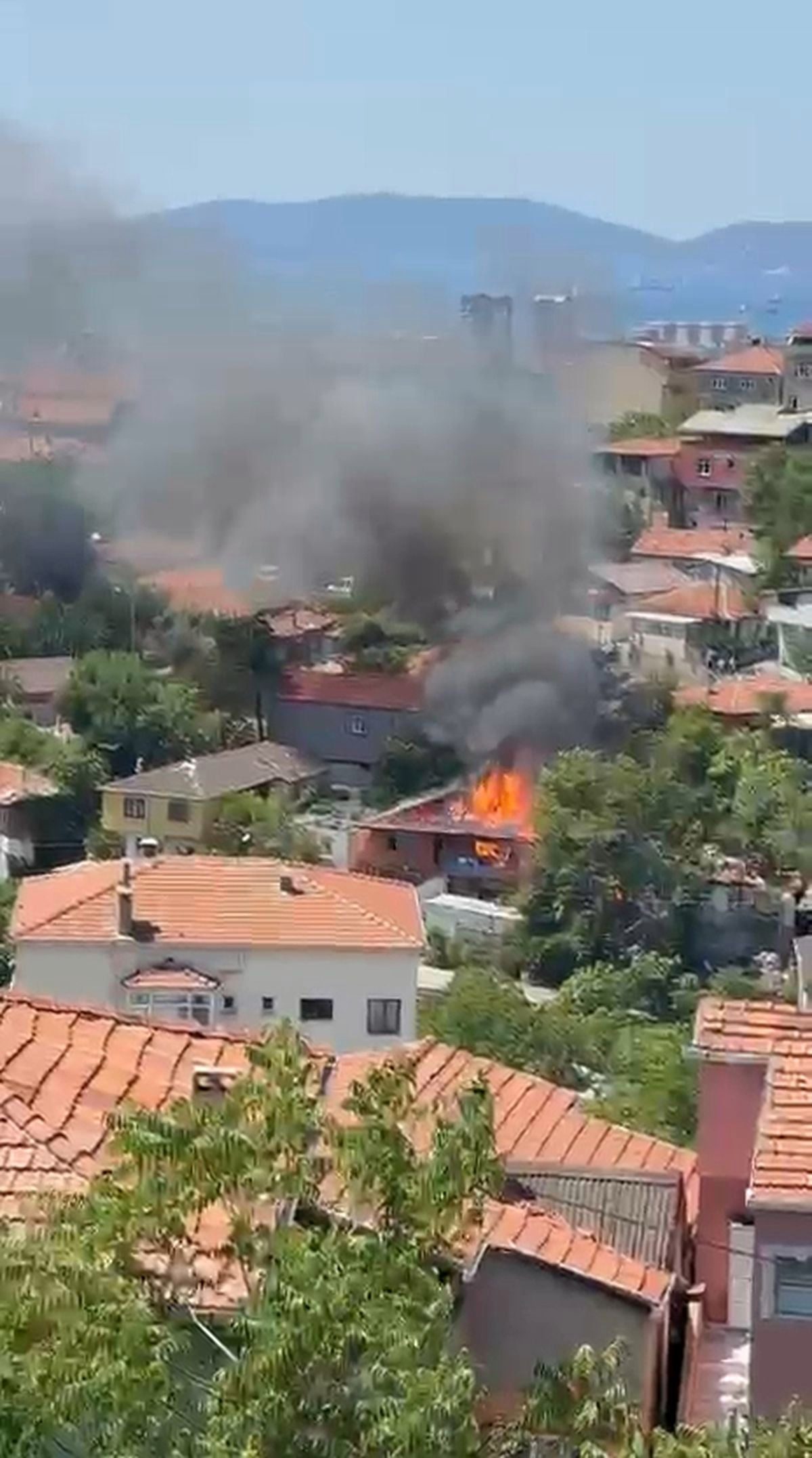 Pendik'te Metruk Gecekonduda Çıkan Yangın 2 Katlı Binaya Sıçradı