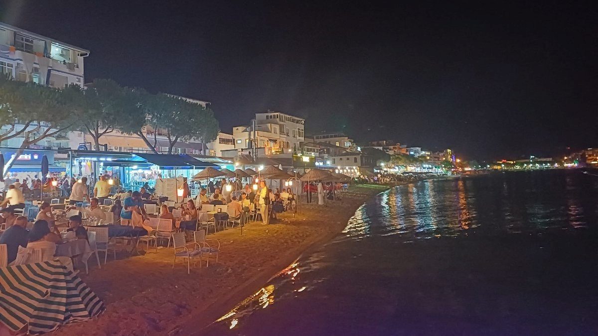 Sahiller gündüz plaj, gece restoran: Masalar kuma kuruluyor