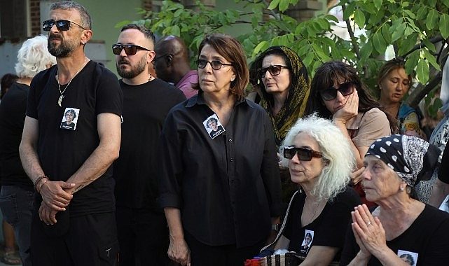 Şehir Tiyatroları sanatçıları Eftal Gülbudak'ı son yolculuğuna Balıkesir'de uğurladılar