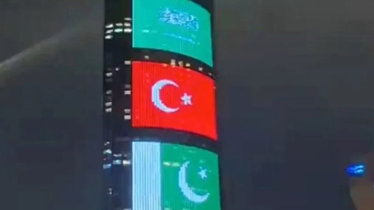 Suudi Arabistan'ın simge yapıları, Türkiye ve Pakistan bayraklarıyla donandı