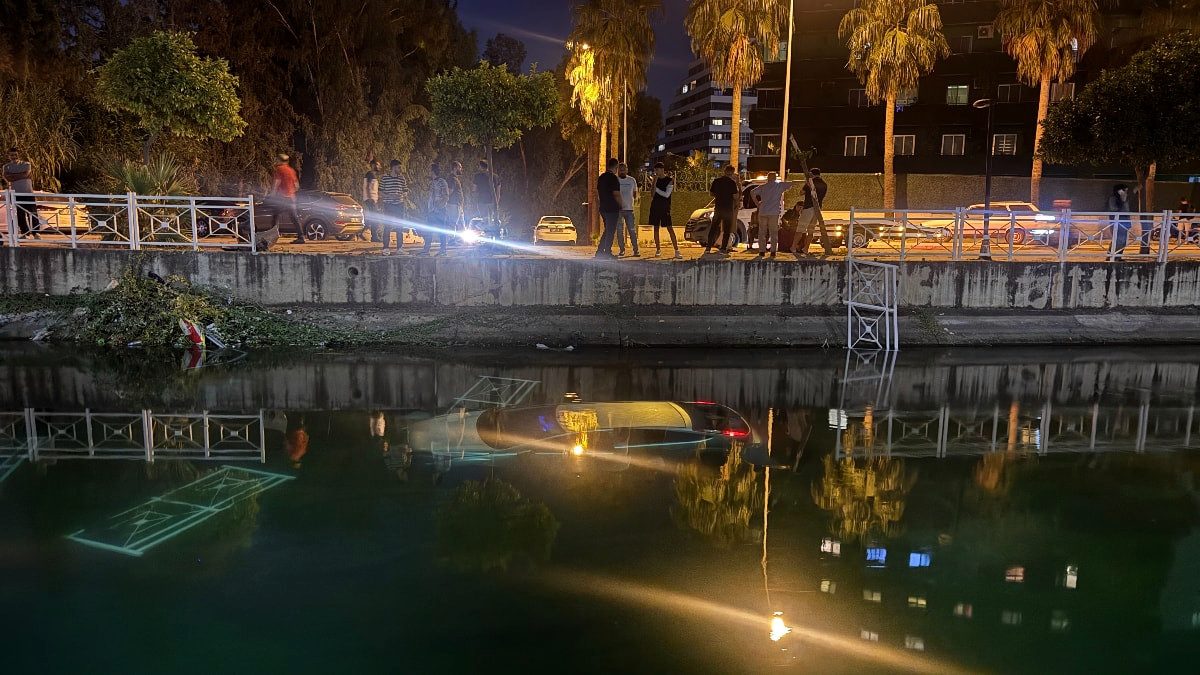 Adana’da otomobil sulama kanalına düştü: Sürücüyü vatandaşlar kurtardı