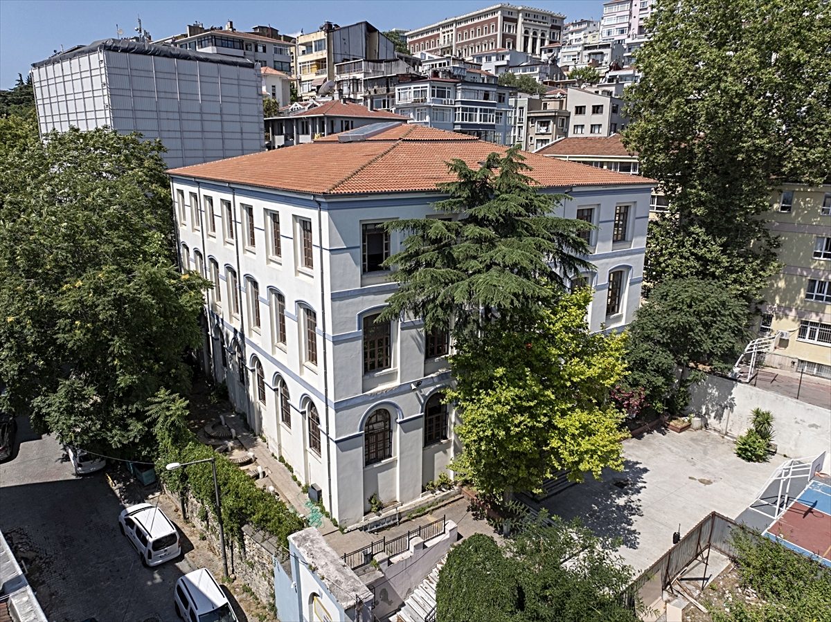 Beyoğlu'ndaki Kabataş Ticaret Meslek Lisesi 130 yılı aşkın eğitim veriyor