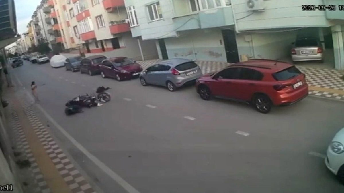 Bursa'da aniden yola çıkan çocuğa motosiklet çarptı: Kaza anı kamerada